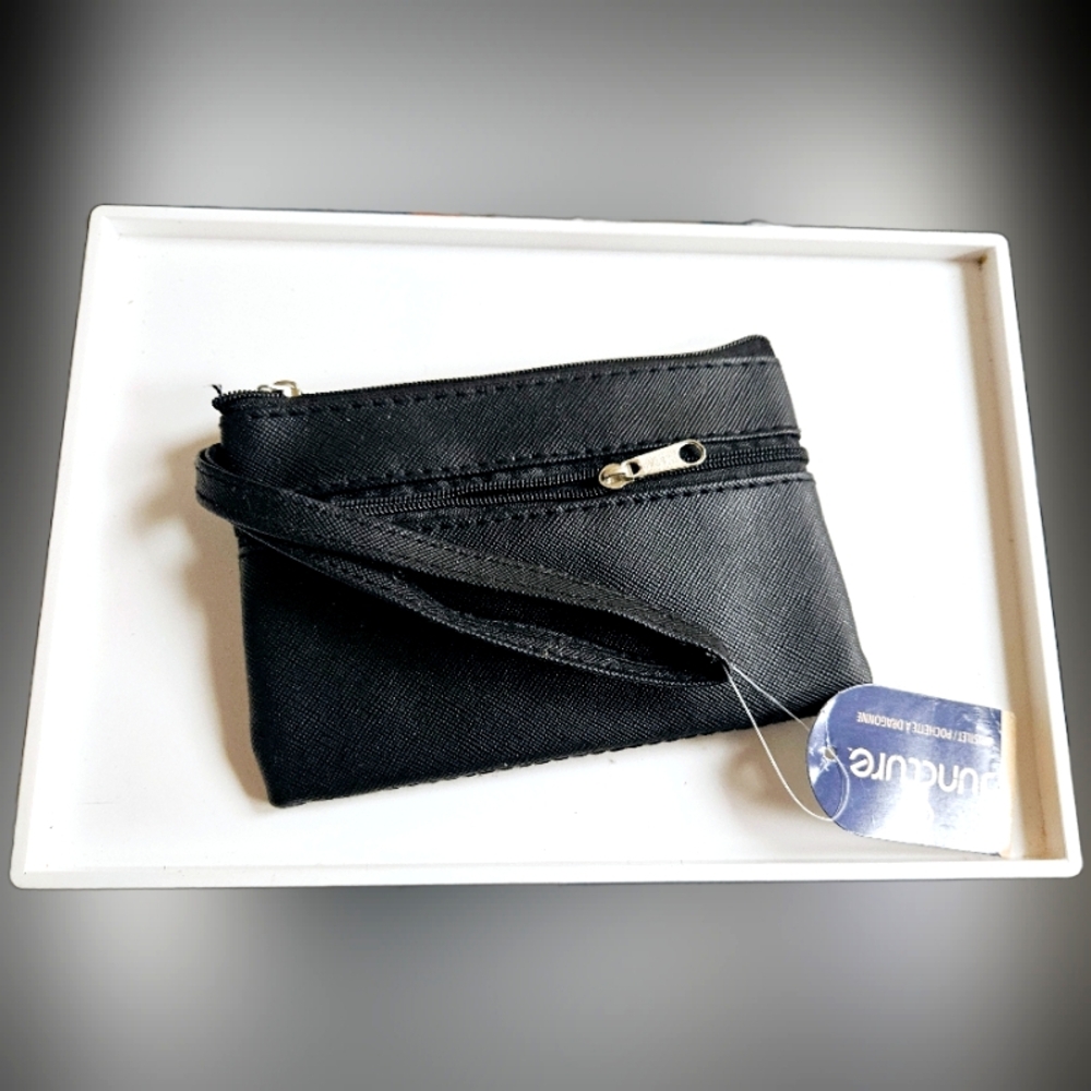 NWT SMALL SOLID BLACK ZIPPER WRISTLET CLUTCH!